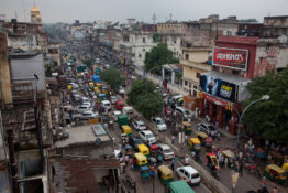 Strada a Delhi: entro il 2030, i veicoli in India non dovrebbero più emettere sostanze inquinanti.