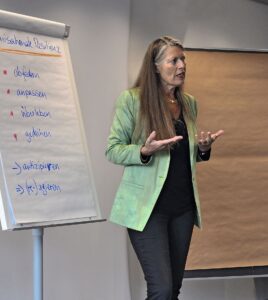 Prof. Dr. Jutta Heller explains tools for organizational resilience in a workshop. © Thomas Berner