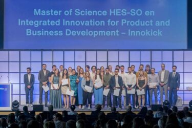 Festeggiano il loro Master: i laureati in Innovazione integrata per lo sviluppo del prodotto e del business - Innokick. (Immagine: HES-SO / Anouk Ruffieux)