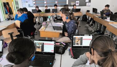 Quattro volte l'anno vengono trasmessi in streaming nuovi video sull'apprendistato, anche direttamente in classe. © Apprendistato in diretta