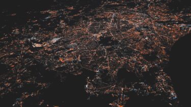 Città di notte: l'alimentazione elettrica è un buon esempio di come sistemi complessi in rete funzionino in modo affidabile ed efficiente. Nastya Dulhiier / Unsplash.com