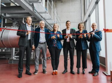 Inaugurazione dell'impianto di upcycling dei cereali esausti ad Appenzello: William Beiskjaer, COO Upgrain AG, Karl Locher, proprietario della Brauerei Locher AG, Helene Budliger Artieda, direttrice della Segreteria di Stato per l'economia SECO, Vincent Vida, CEO Upgrain AG, Ruth Metzler-Arnold, presidente di Switzerland Global Enterprise, e Roland Dähler, capo del Dipartimento dell'economia del Cantone di Appenzello Interno (da sinistra a destra). © zvg