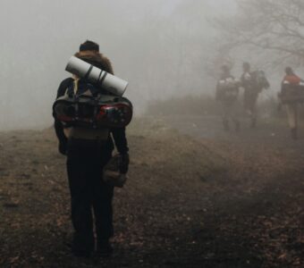 Das Leben ist unplanbar geworden und gleicht einem «Wandeln auf Sicht» im Nebel. Bild: Unsplash.com