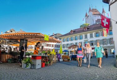 Symbol für eine lebenswerte Stadt: Der Frischproduktemarkt in Thun. © Mike Kaufmann