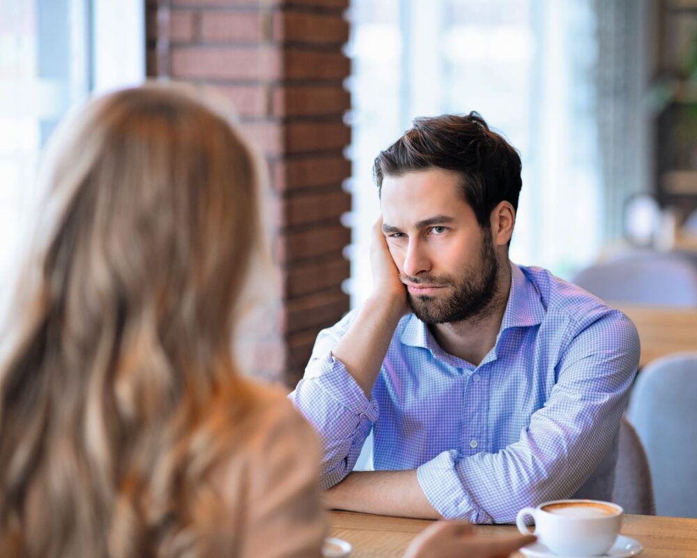 Bei schwierigen Gesprächen ist aktives Zuhören wichtig – da geht es nicht nur um die Worte des Gegenübers. © Depositphotos.com