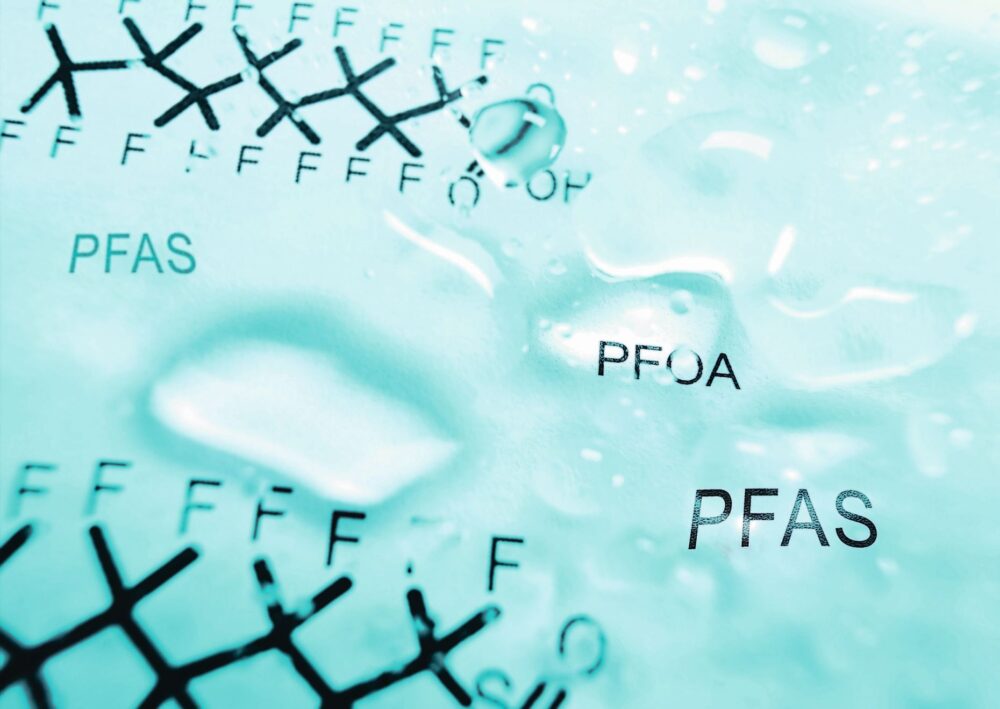 PFAS sind schwer abbaubare Chemikalien, die sich in der Umwelt und in Organismen anreichern. © zimmytws / Depositphotos.com